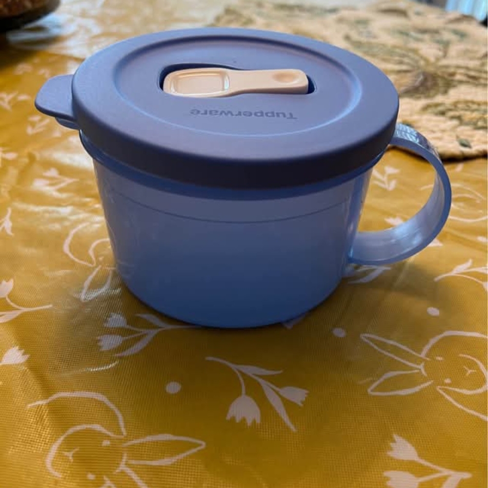BRAND NEW IN PACKAGE TUPPERWARE VENTED MICROWAVEABLE SOUP MUG